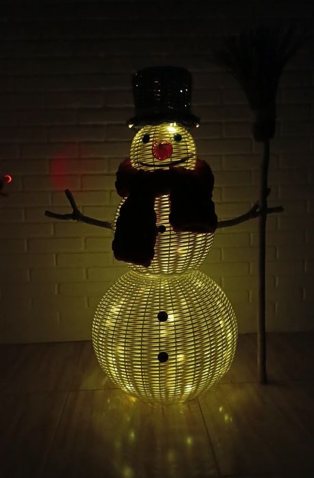 Сніговик з штучного ротангу