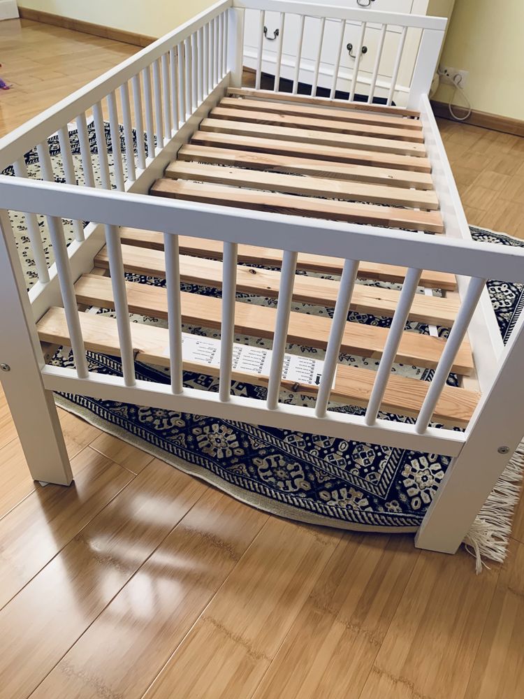 Łóżko dziecięce Ikea ze stelażem i materacem.