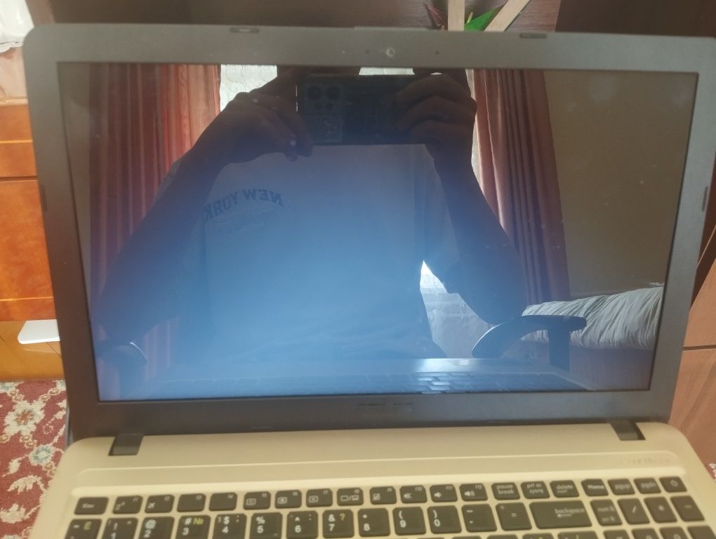 Asus R540S Б/У працює