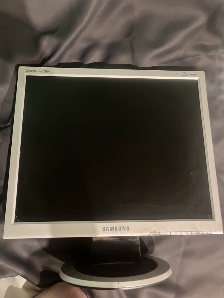 Monitor samsung 710N D