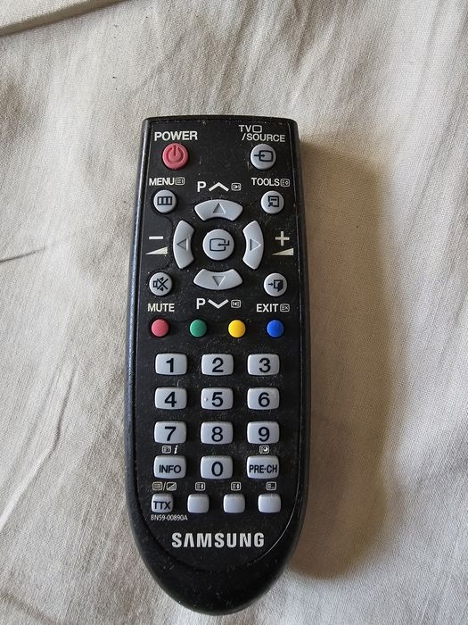 Телевізор Samsung UltraSlim Fit TV разом з тарілкою та ресивером