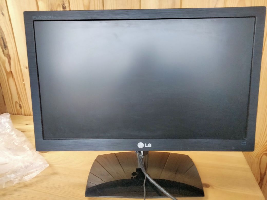 Sprzedam monitor LG Flateon E 1951S BN