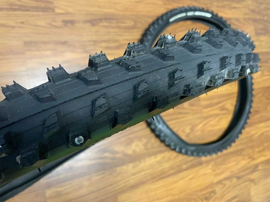 Зимняя вело покрышка 26 з шипами