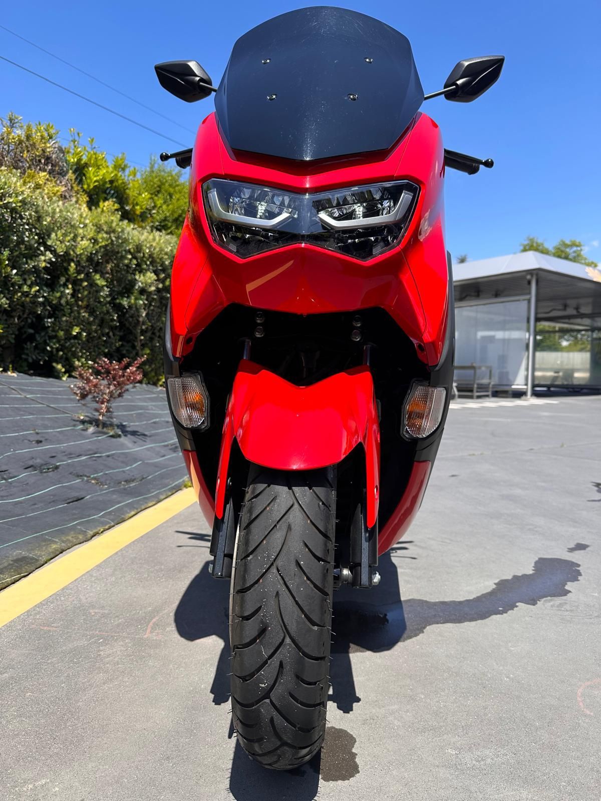 Nmax 125, com um ano de garantia de fábrica.