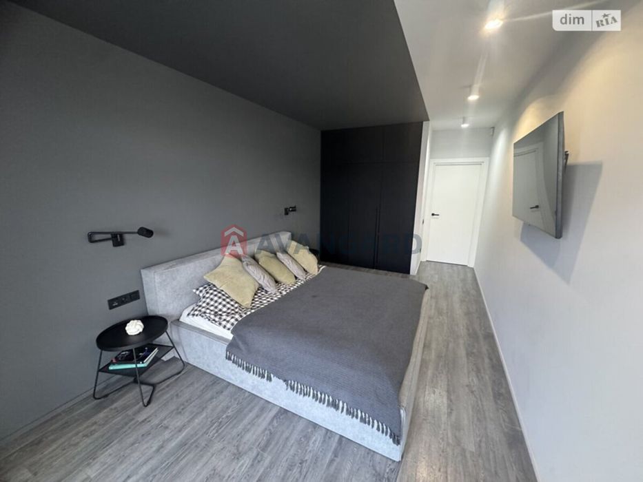 простора трьох кімнатна квартира