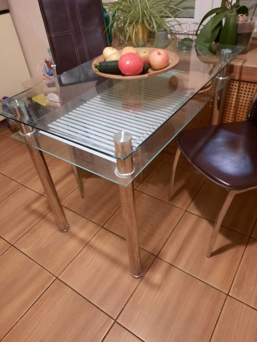 Stół szklany i dwa krzesła