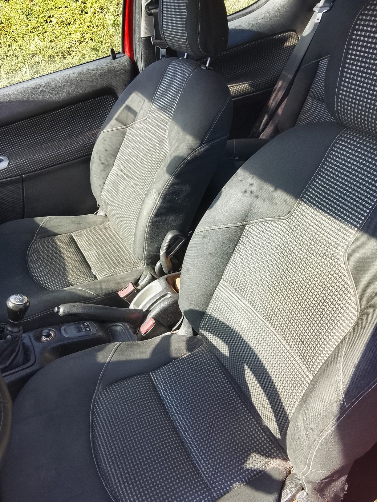Peugeot 206 1.1 com 260 muito bom