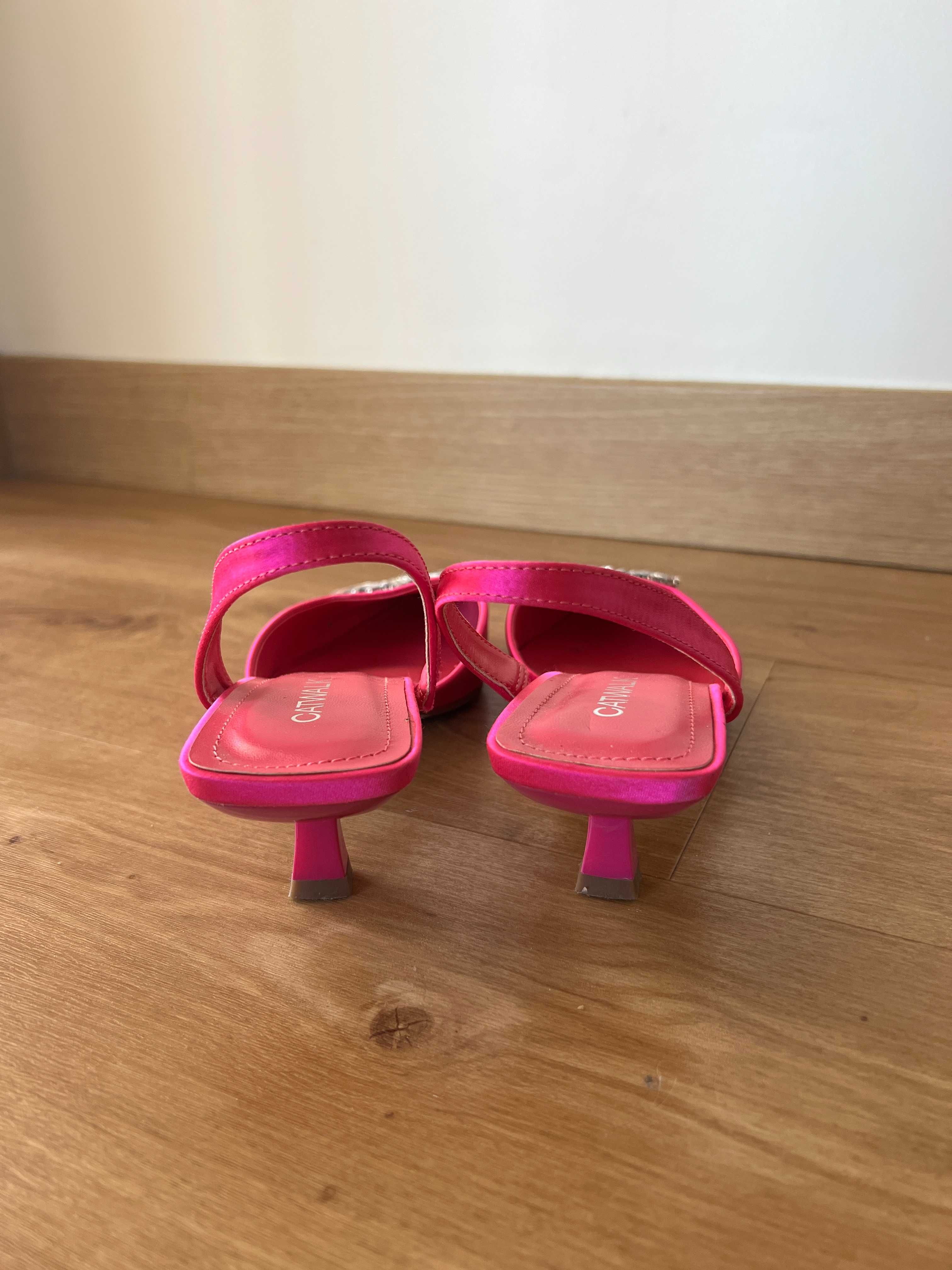 Sapatos de Cetim Catwalk com Fivela de Cristais – Tamanho 39