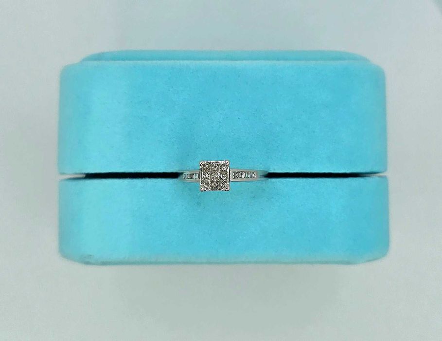 Кольцо с бриллиантами формы принцесса