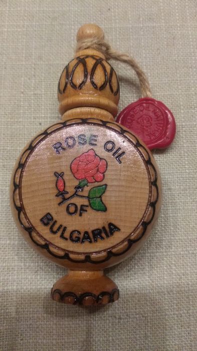 100 % naturalny olejek eteryczny z płatków róży damasceńskiej.