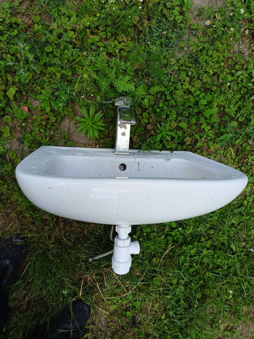 Szafka z umywalką i baterią