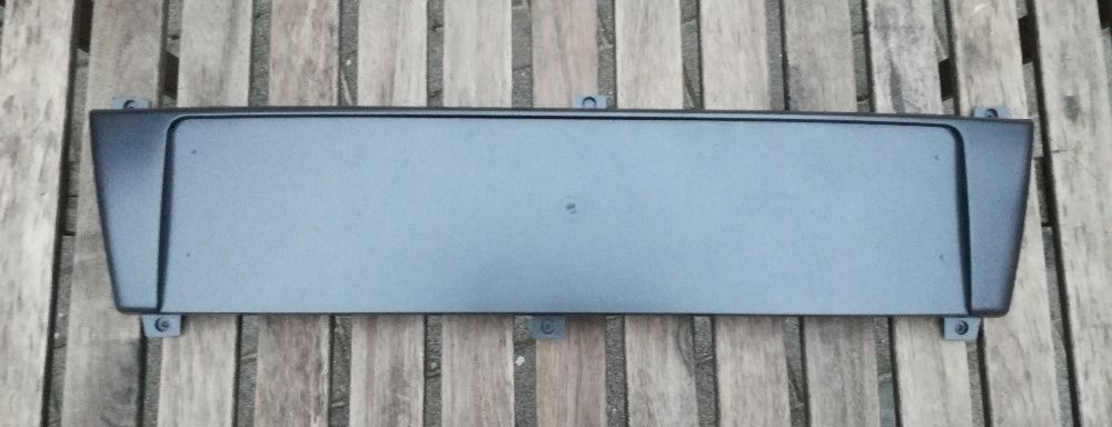 AUDI A4 B7 04-08 listwa na grill pod tablicę rejestracyjną nakładka