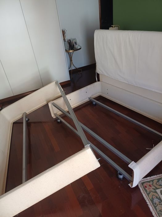 Cama de casal rebativel.