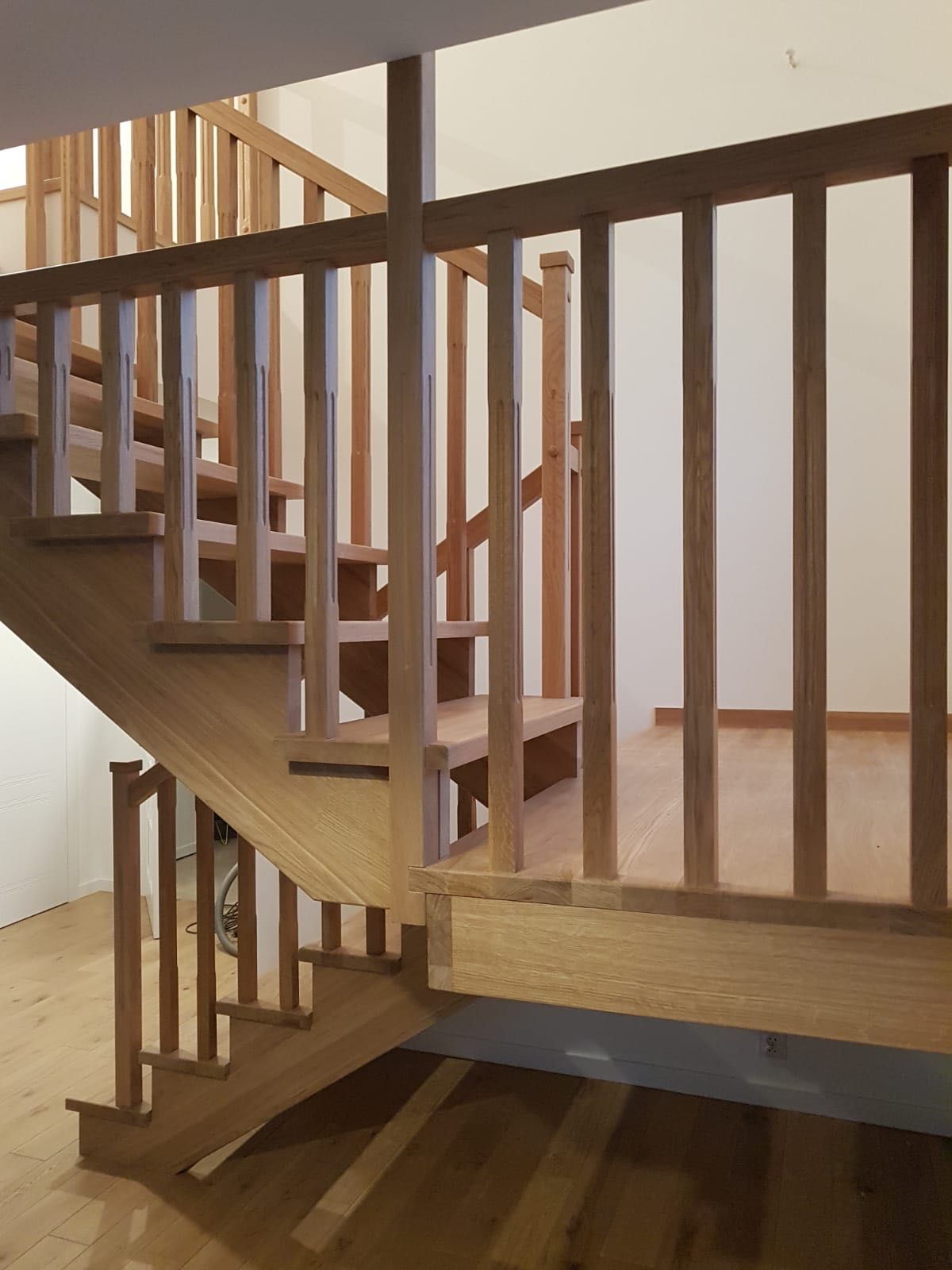 Schody ażurowe dębowe z balustradą Producent