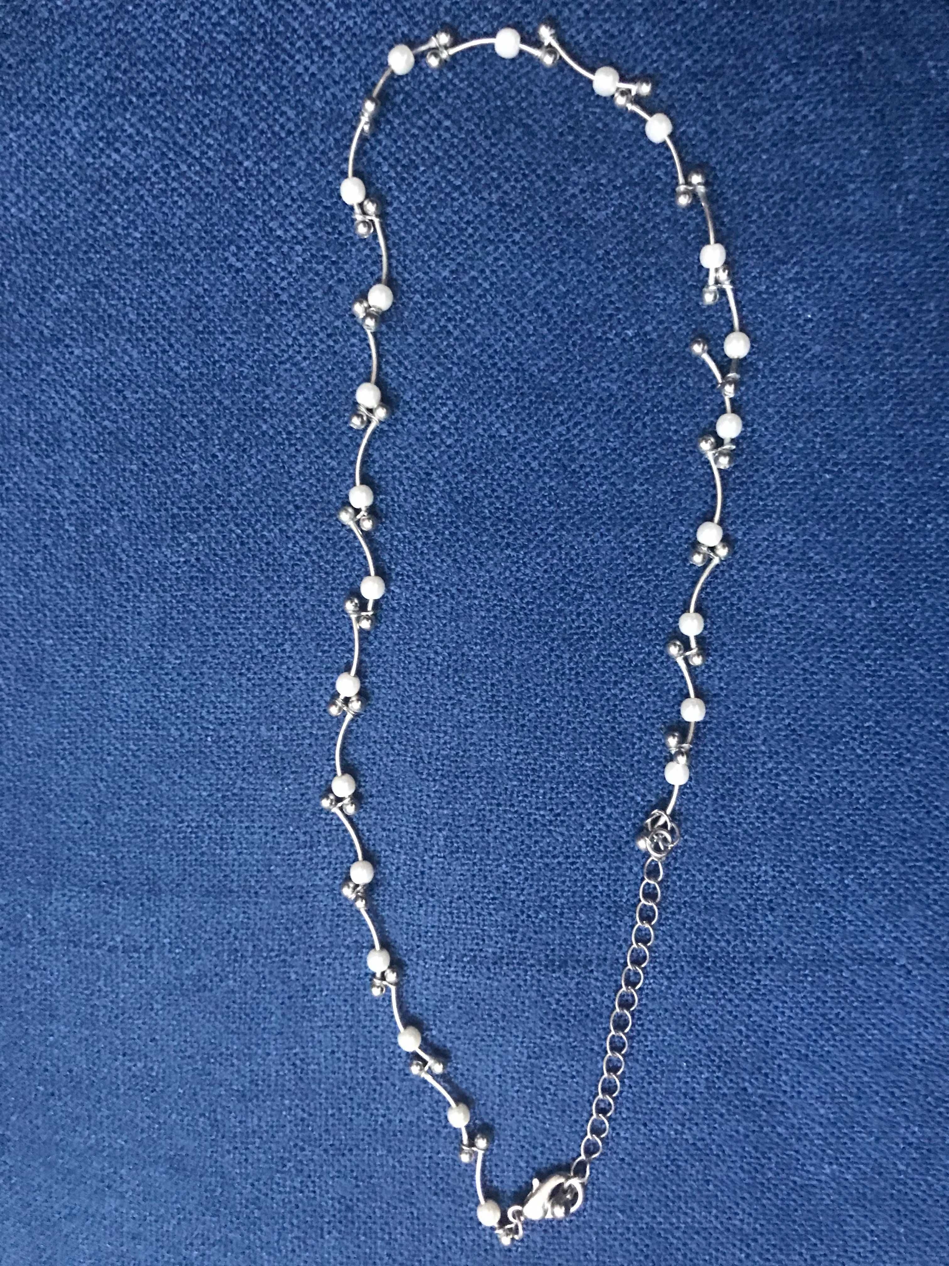 naszyjnik z malutkich perełek na metalowych gałązkach