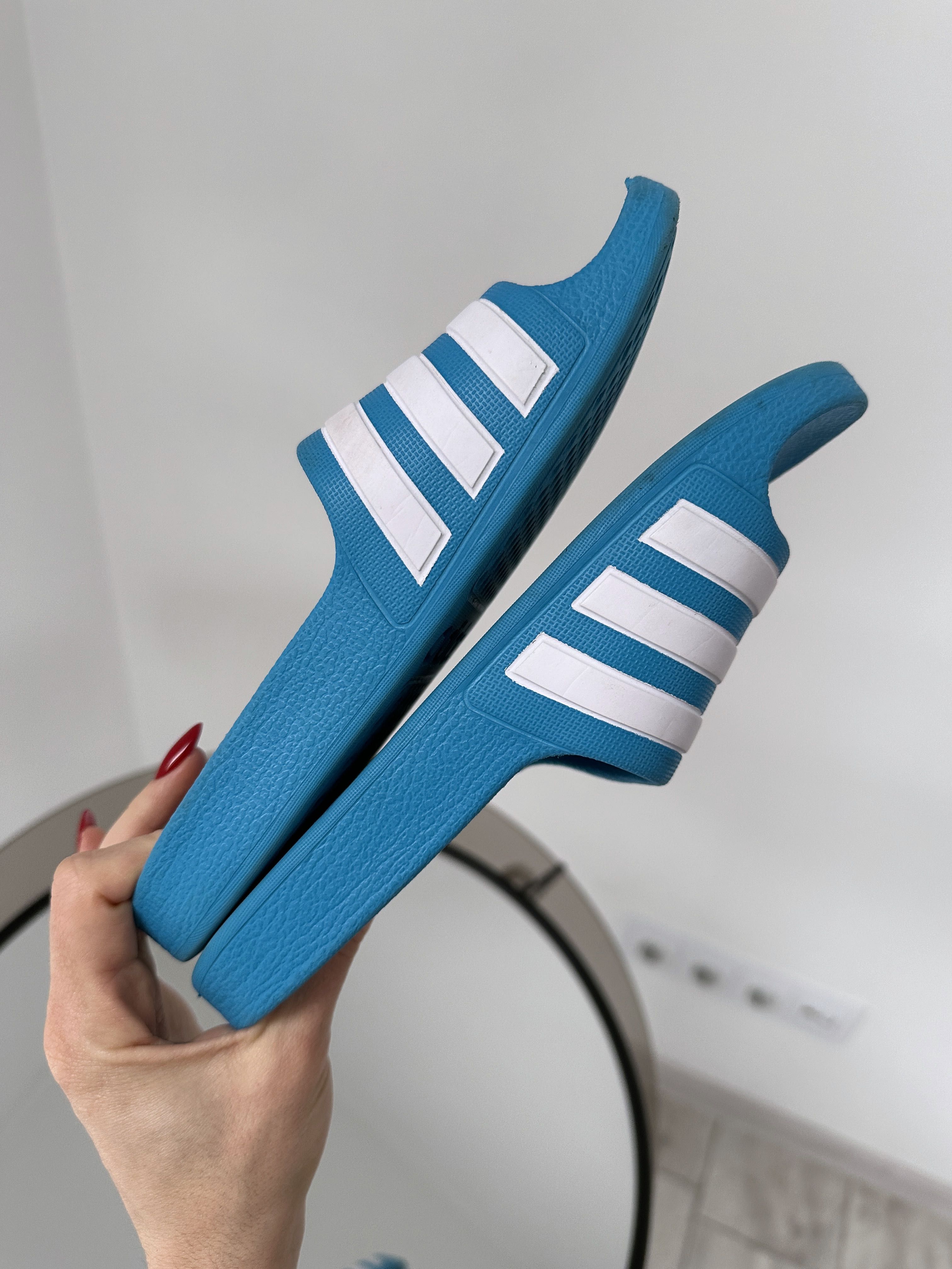 Яркие популярные шлепки пена Adidas