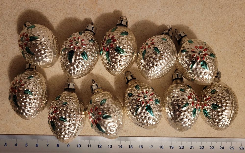 śliwka z kwiatkiem szklana bombka PRL vintage