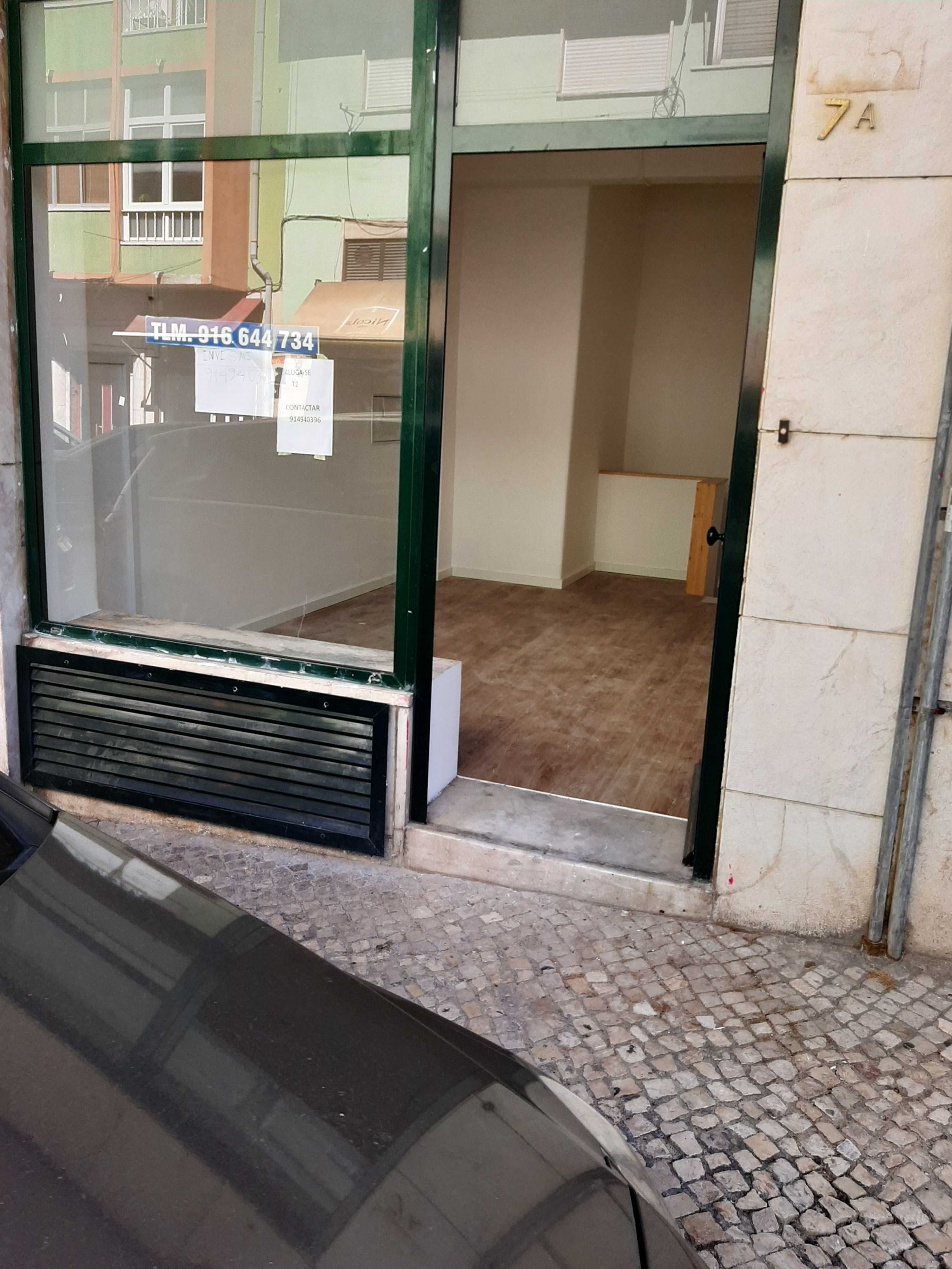 loja com dois pisos, junto à igreja da memória em Belém