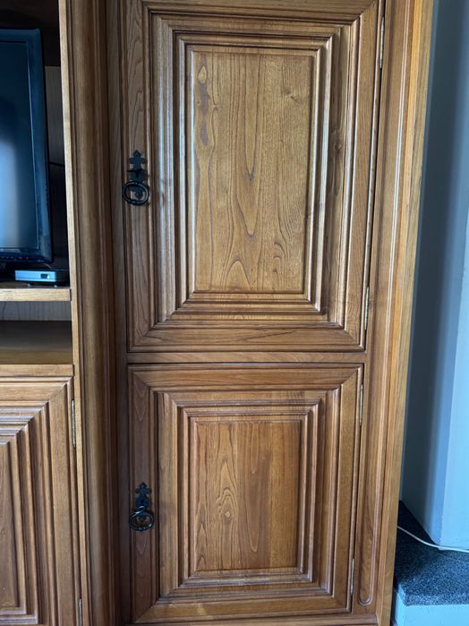 Móvel de sala grande em madeira escura com muita arrumação