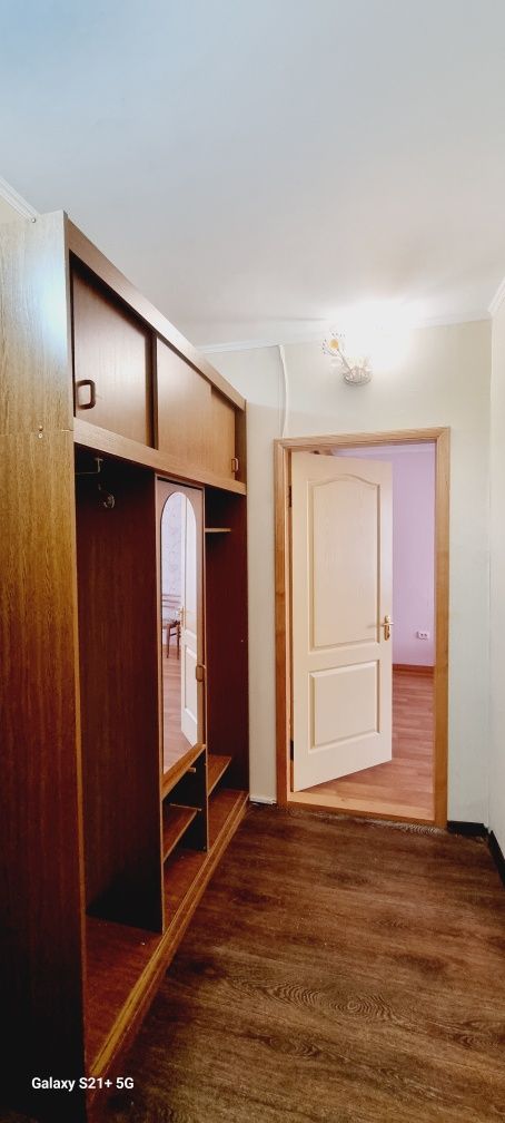 Оренда двокімнатної квартири на Таврійському . Перший поверх .