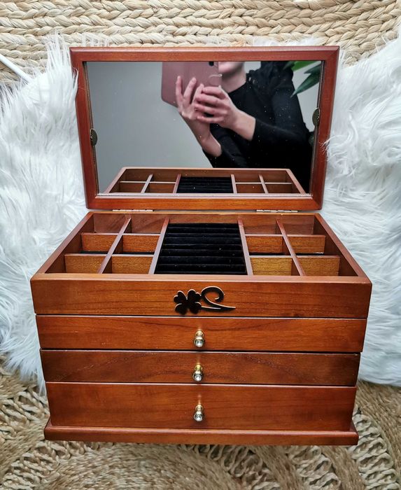 Kufer na biżuterię z litego drewna