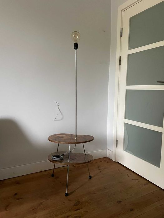 lampa stojąca z półkami fornirowanymi. lata 60 lub 70.