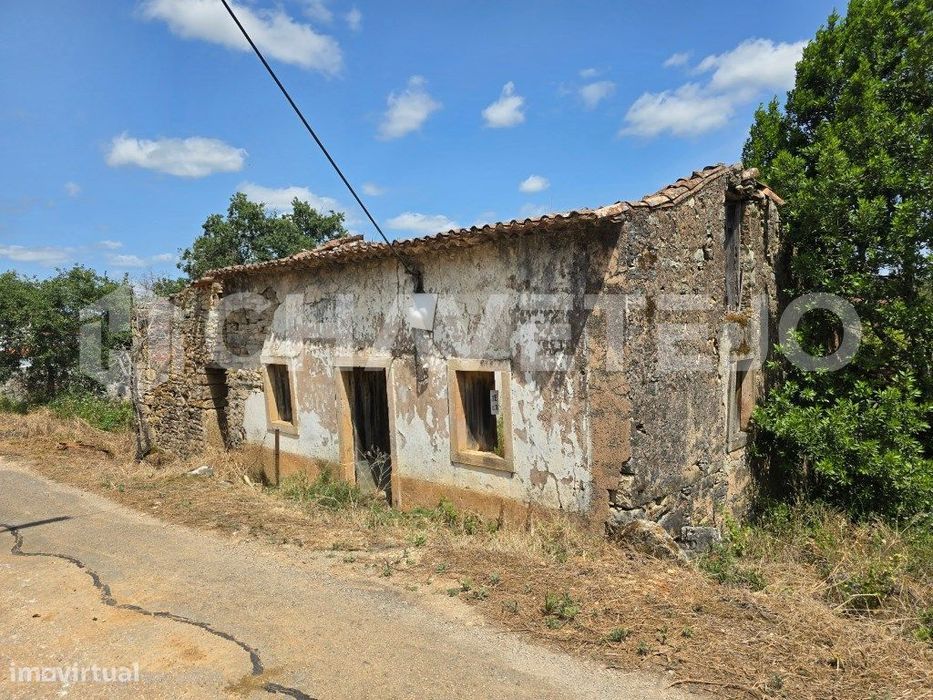 Casa Antiga para reconstruir em Avecasta.