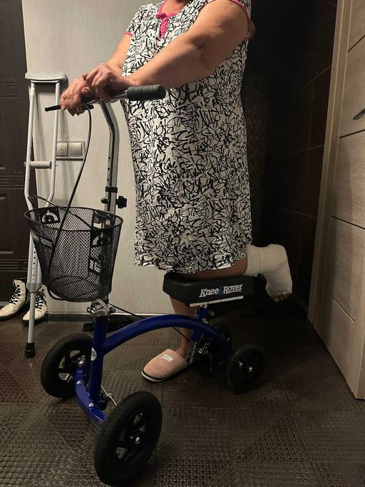 Колінний самокат. Милиці на колесах.