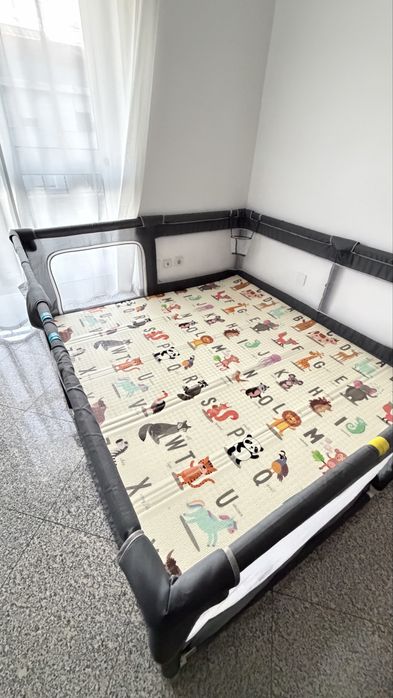 Parque de bebé com base alcochoada