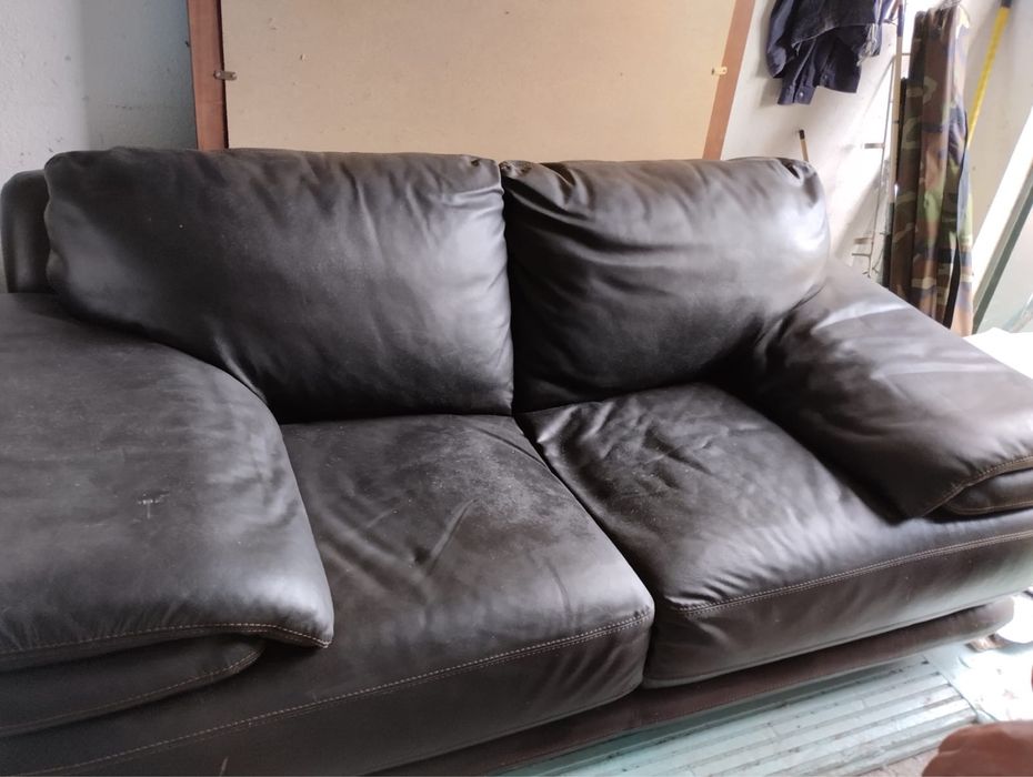 2 sofás iguais em pele