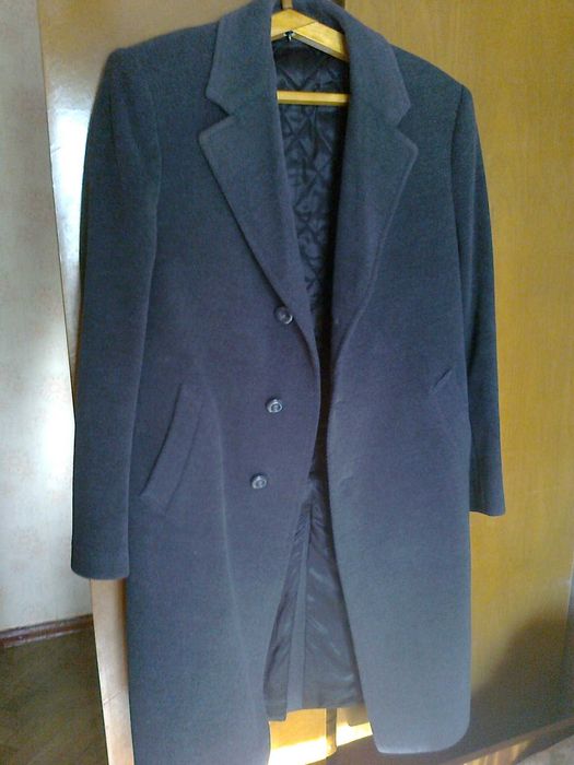 Чоловіче зимове пальто темно-сірого кольору