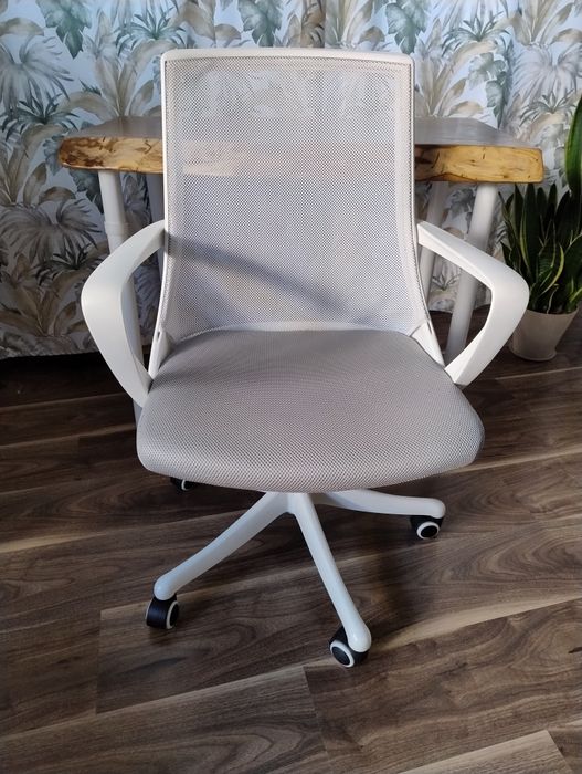 Fotel biurowy krzesło na kółkach białe