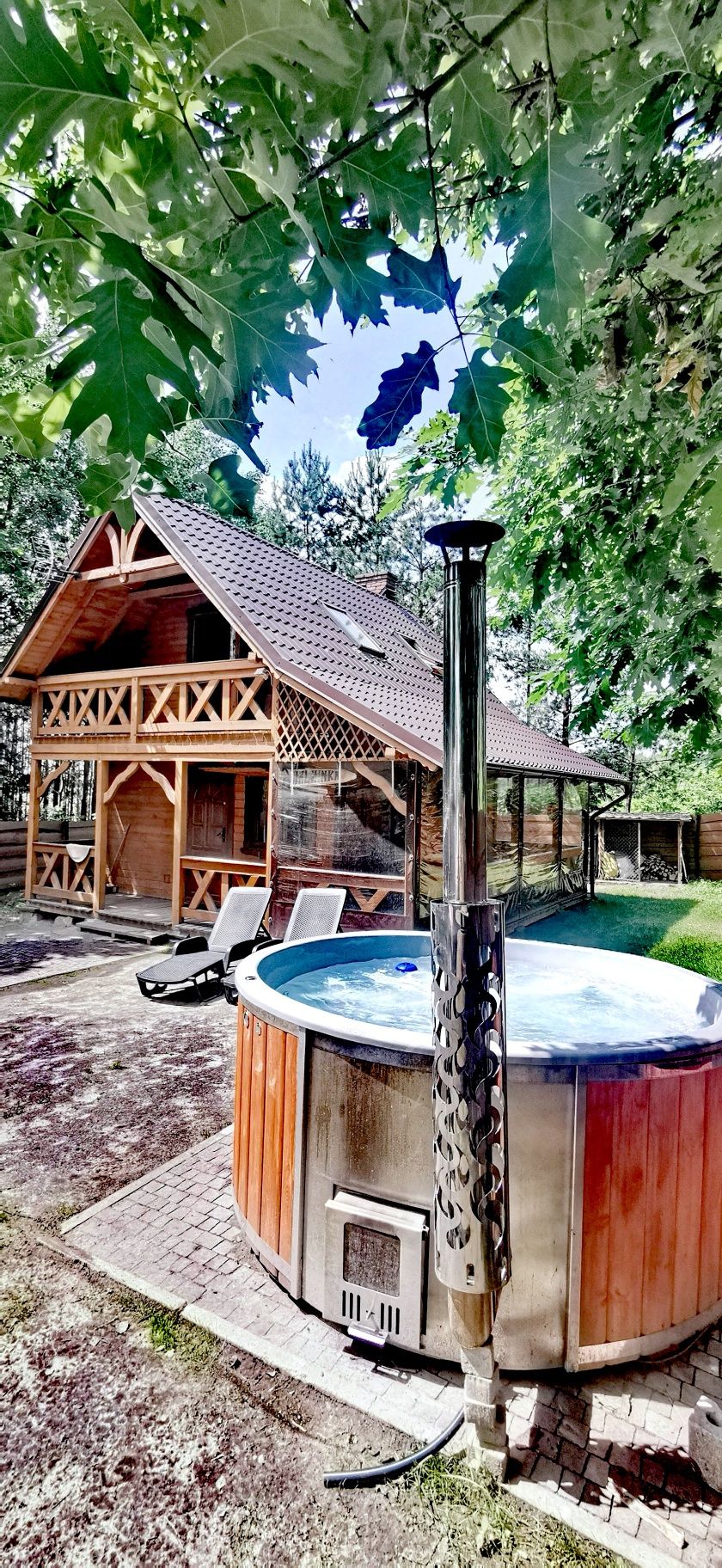 8-osobowy domek z kominkiem i balią.