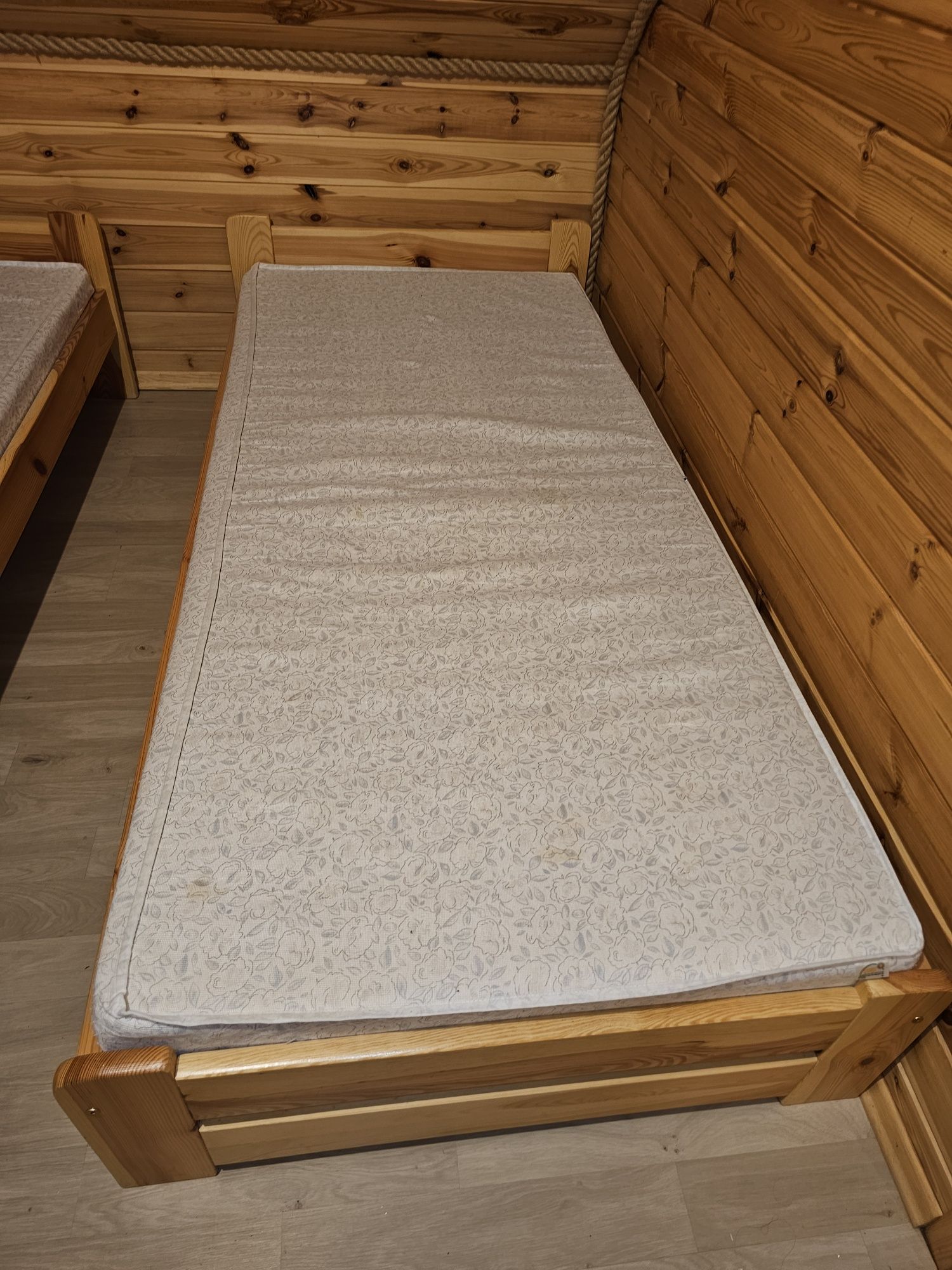 Łóżka sosnowe z materacem 90x200