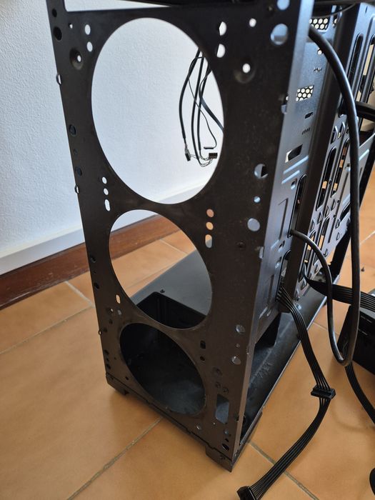 Fonte BitFenix Whisper M 650W 80Plus gold e caixa Nox Hummer