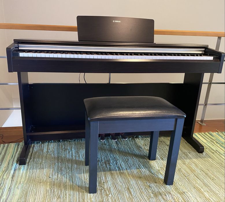 Piano Yamaha Arius
