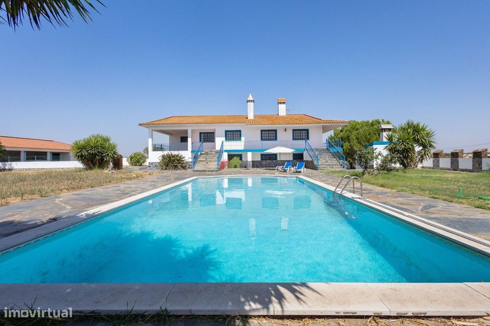Herdade com 57 ha, habitação e piscina no distrito de Évora
