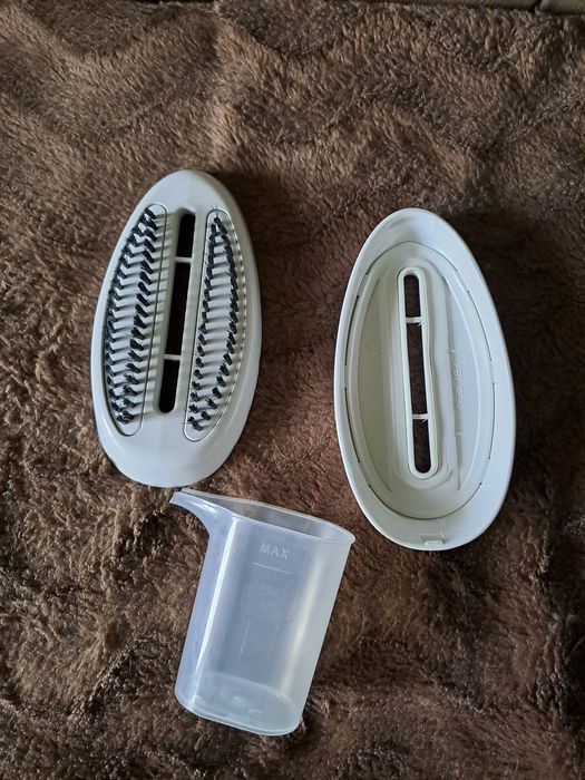 Jak Nowa ręczna szczotka parowa FIRST do ubrań. Moc 1000W.
