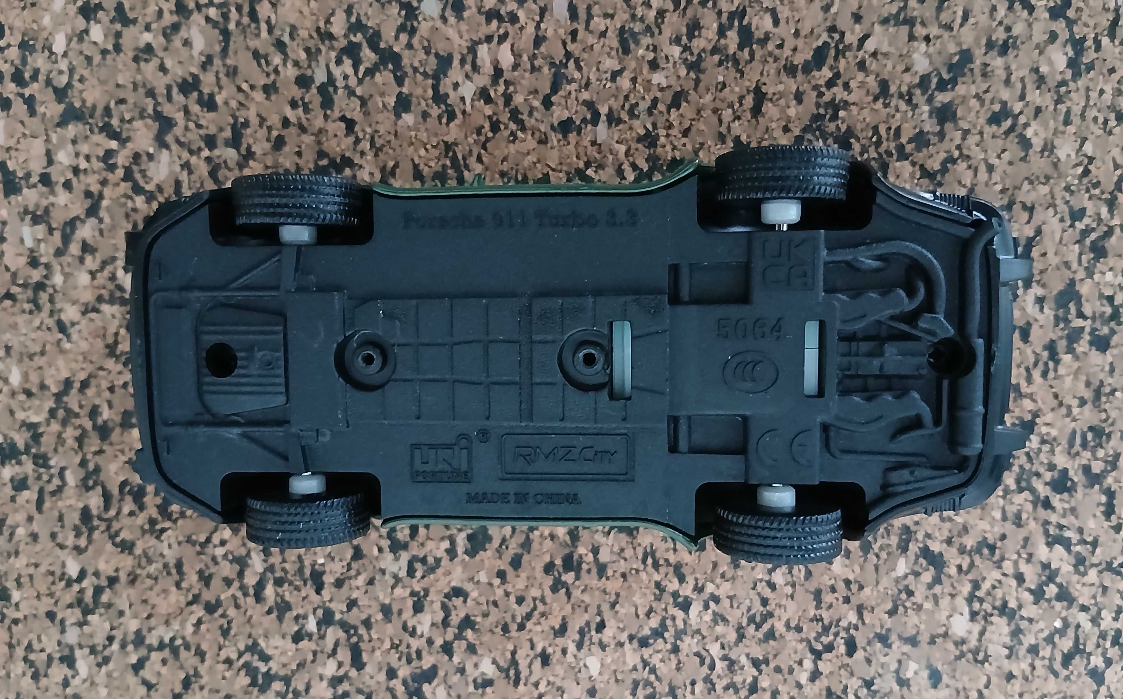 Miniatura Porsche 911 Turbo 3.3 (escala 1:36)