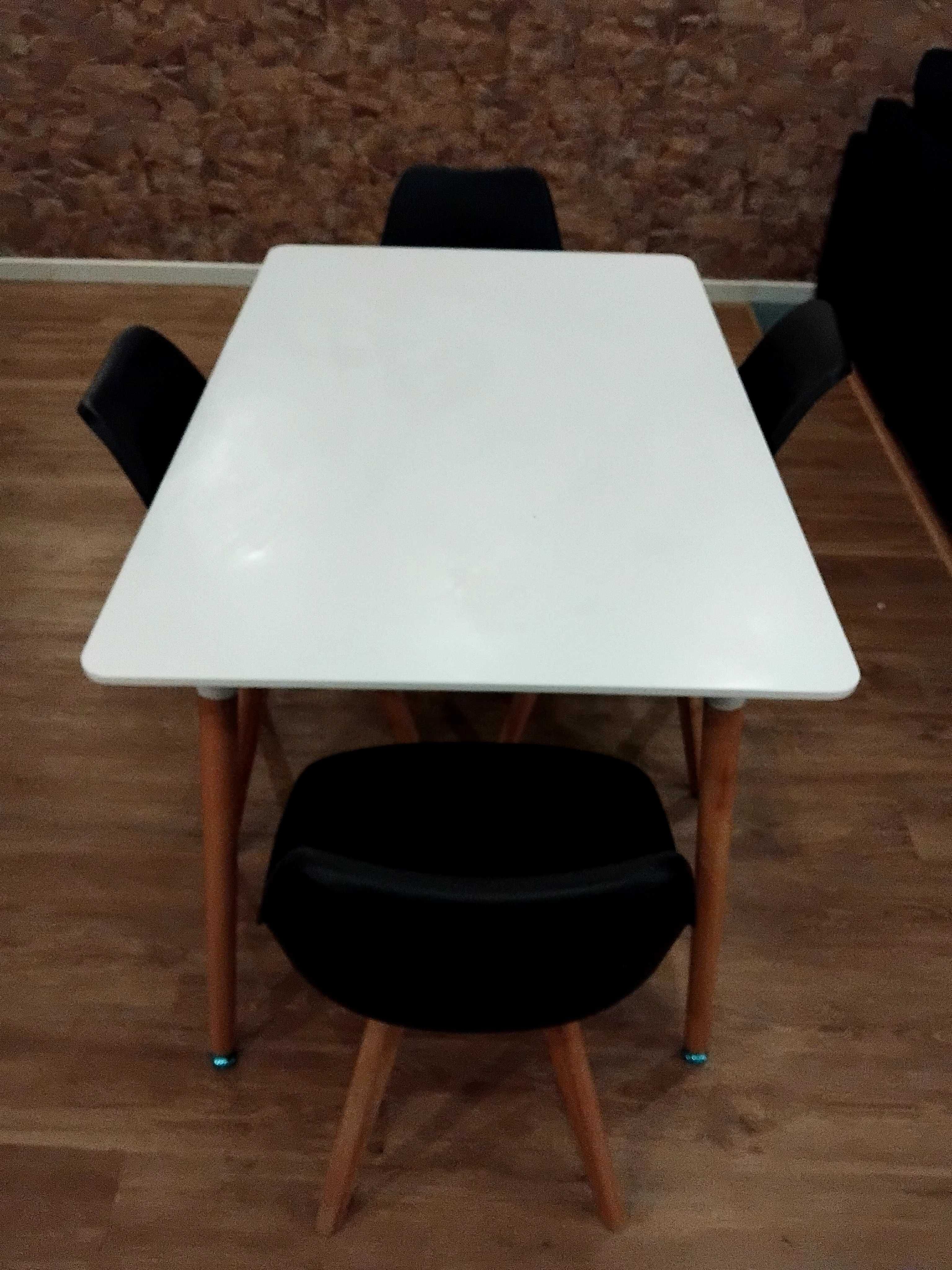 Vendo jogo de mesa com 4 cadeiras