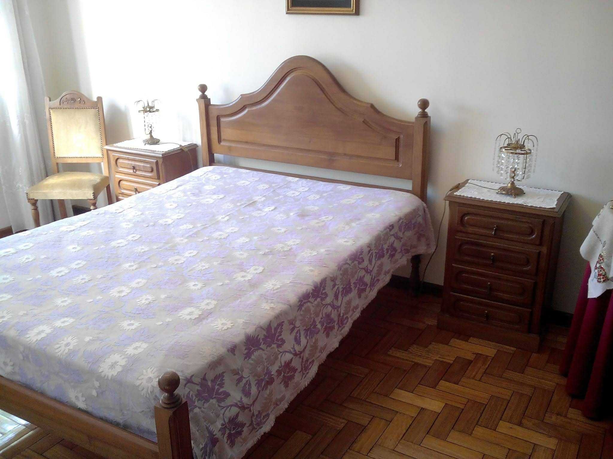 Quarto completo (cama + colchão + mesinhas cabeceira)