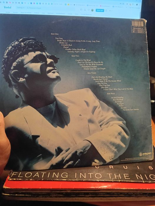 Vinil Elton John (The very best of - 2 vinil) em estado razoável.