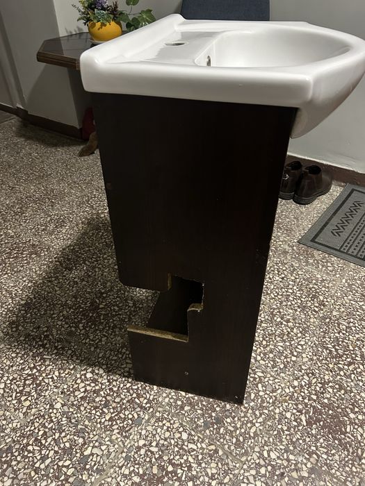 Szafka z umywalką łazienkową