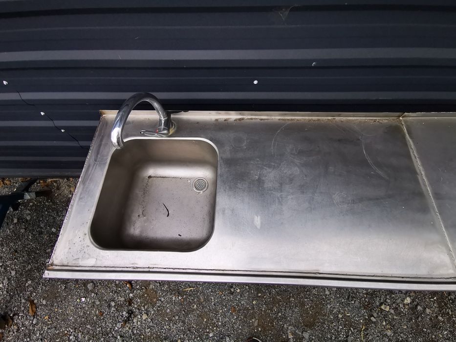 Stół ze zlewem jednokomorowym ze stali nierdzewnej.