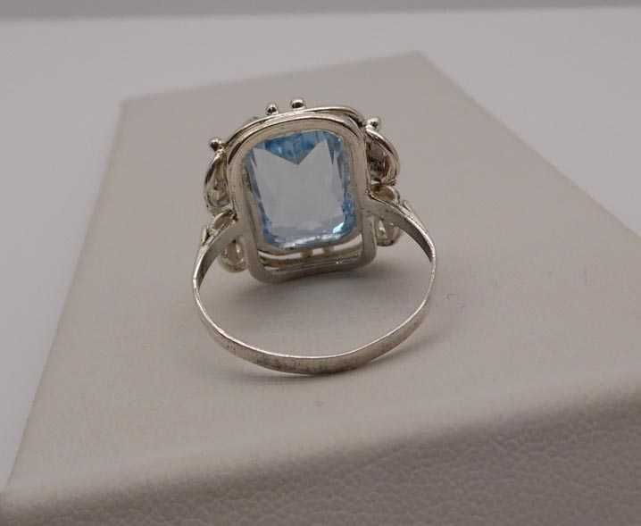 Przedwojenny srebrny pierścionek błękitny spinel listki z boku oprawy