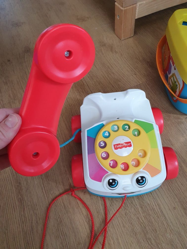 Telefon fisher price słuchawka na kółkach jeździ na sznurku