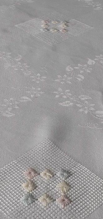 Obrus biały satynowy wzór oraz hafty