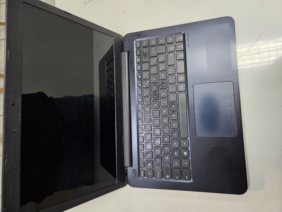 Laptop asus E402W uszkodzony