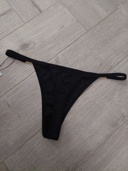 Czarne stringi z logo ferrari