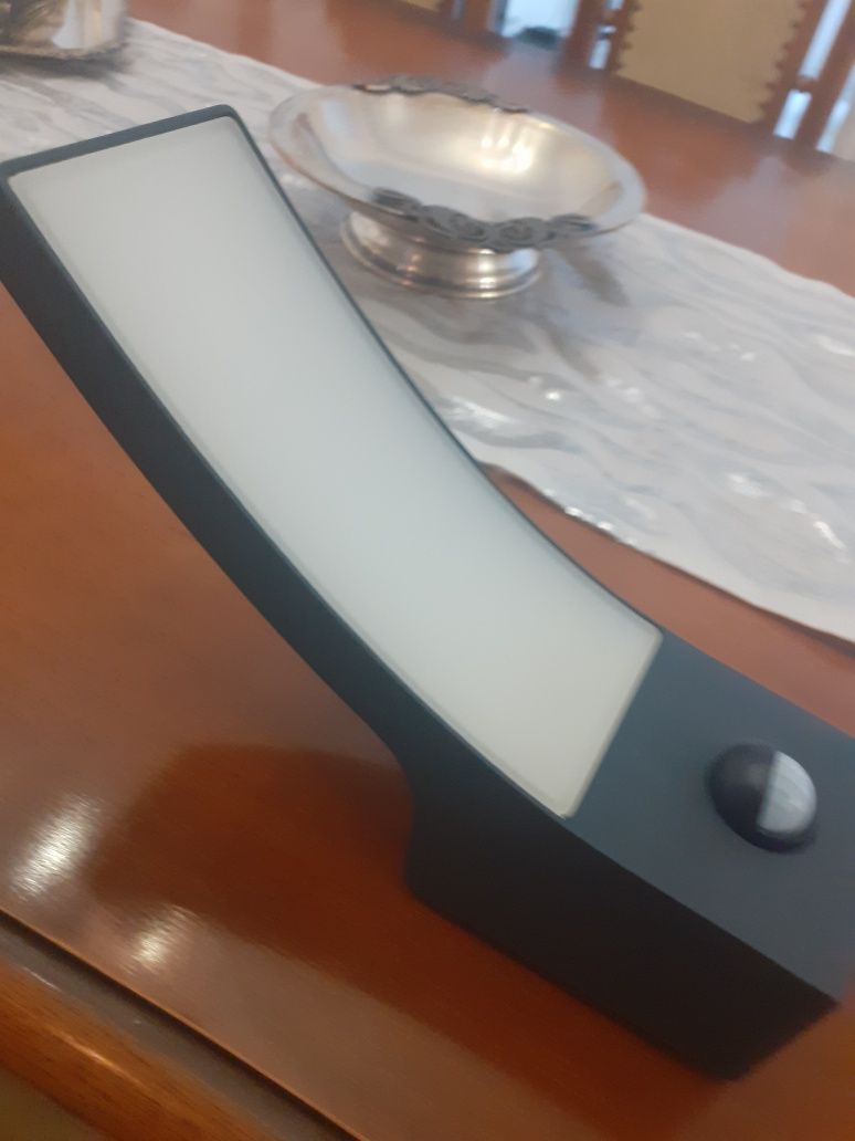 Lampa ścienna, zewnętrzna z czujnikiem ruchuna